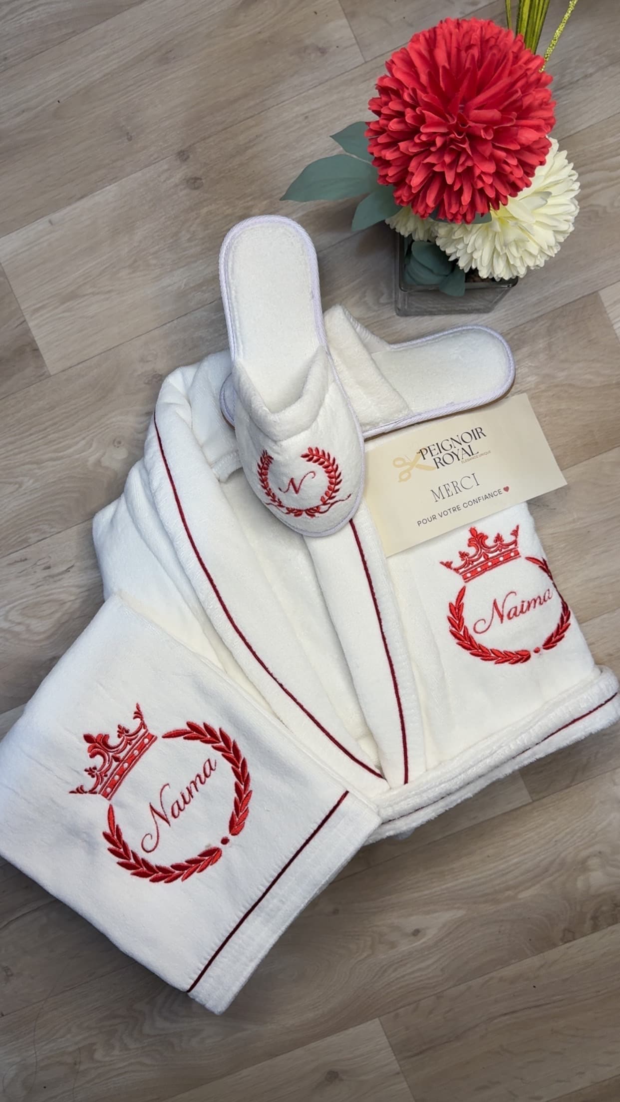 Peignoir brodé blanc et rouge